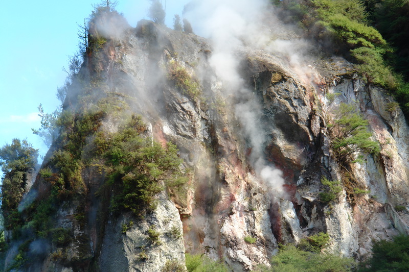 Скалы в долине гейзеров Ваймангу (Роторуа, новая Зеландия).